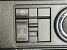 運転席にいながらボタンを長押しすると左側後部ドアを開閉できます！