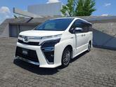トヨタ　ヴォクシー ハイブリッドＺＳ 煌ＩＩ 純正１０インチナビ・フリップダウンモニター・両側オート