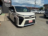 トヨタ　ヴォクシー ２．０ ＺＳ 煌  パール