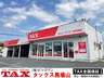 在庫車に囲まれて店舗がございます♪　店舗横にはリフト３台完備☆　オイル交換やタイヤ交換、なんでもお任せください！！　もちろん、中古車・新車・注文販売も行っております！ご来店お待ちしております(^^)/
