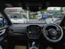 広い視界の運転席周り。11.6インチセンターインフォメーションディスプレイ装備。エアコンやラジオなどを操作できるほか、Apple CarPlayとAndroid Autoにも対応。